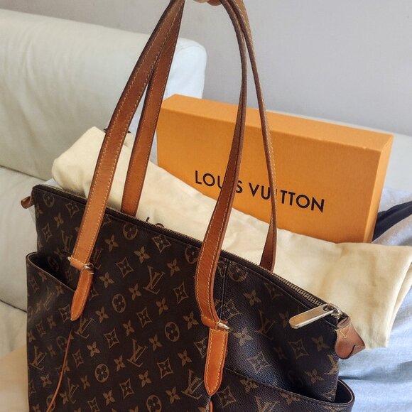 DISCONTINUED Louis Vuitton Totally MM in Monogram - Picture 4 of 15